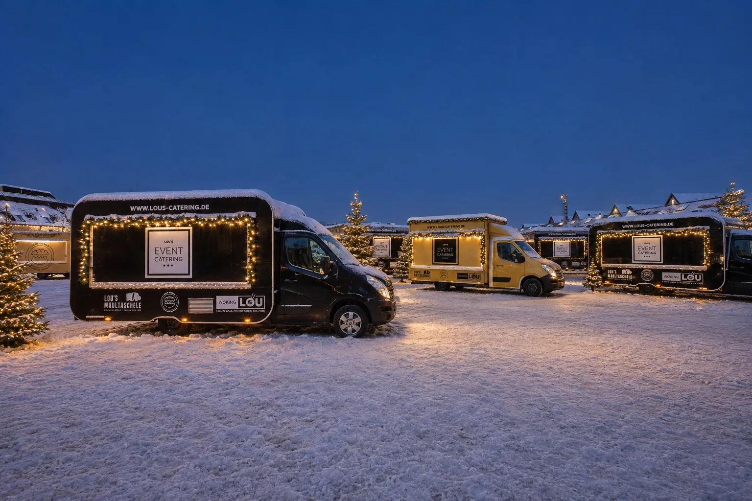Lou’s Foodtrucks mit Schnee und beleuchteten Tannen am Abend